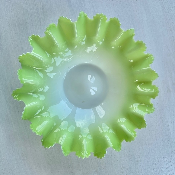 ANTIQUE, VICTORIAN, GLASS, ROUND BRIDES BASKET WITH RUFFLED & CRIMPED RIM. - Picture 6 of 10